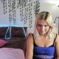 Elsa_hot_here