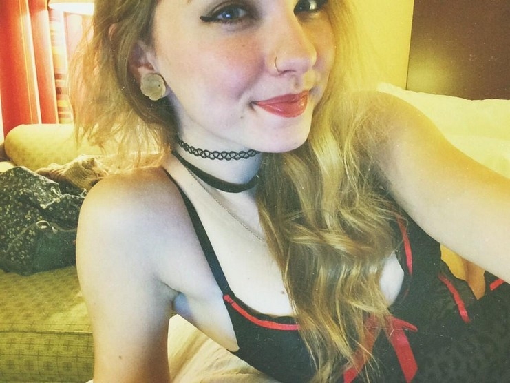 busty_blonde_48.jpg
